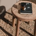 Miniatyrbillede 3 af 4: Rootz træskammel CARAMIN lavet af Trembesi med siddeflade fra Woven Rattan