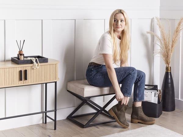 Fotpall Beige konstläder med Metallben Sovrum Vardagsrum Sittmöbler Tillbehör