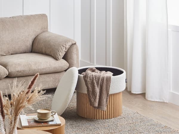 Oppbevaringspuff Off White Boucle Polstret Sete Trebunn Rund Fotskammel