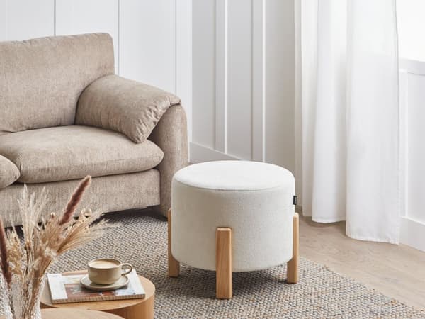 Puff Off White Chenille Polstret Sete med Runde Treben