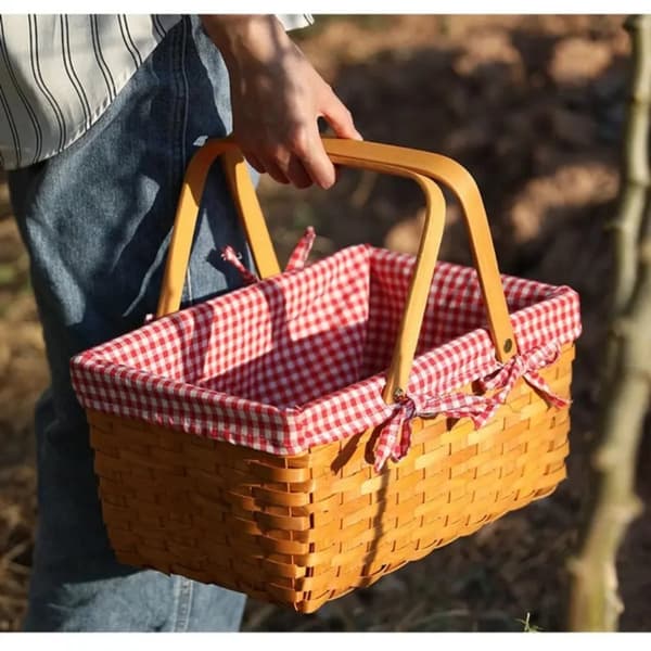 Piknikkorin, kudottu luonnollisista puukuituista, punavalkoinen ruudullinen vuori,1kpl