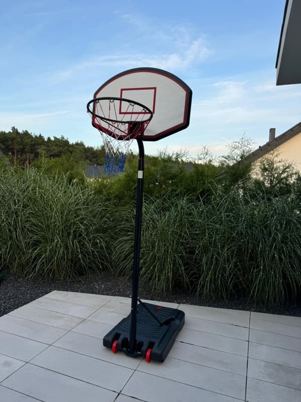 Justerbar kurv på et JAMES basketballstativ 3,5 m