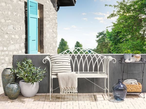 2-sits Utomhus Trädgårdsbänk 130 cm i Vit Färg med Armstöd av Metall i Vintage Stil