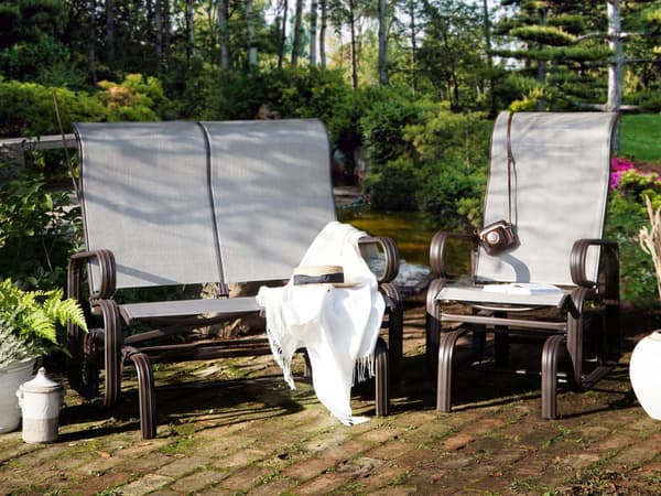 Havebænk Brun Aluminium PVC 114 x 78 x 105 cm UV-bestandig Vandafvisende Moderne Gynge Sæde Design til Altan Terrasse Havemøbel Indretning