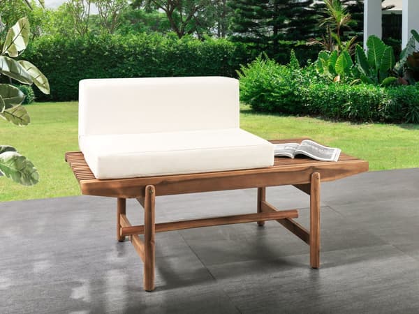 Havebænk i lyst akacietræ 135 x 84 cm med hynder cremehvid moderne rustik stil udvendig gårdhave terrasse altan