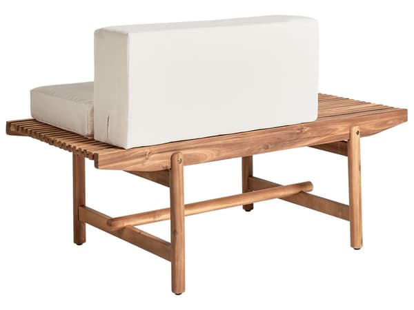Havebænk i lyst akacietræ 135 x 84 cm med hynder cremehvid moderne rustik stil udvendig gårdhave terrasse altan