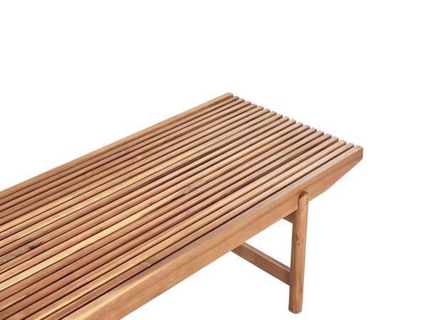 Havebænk i lyst akacietræ 135 x 84 cm med hynder cremehvid moderne rustik stil udvendig gårdhave terrasse altan