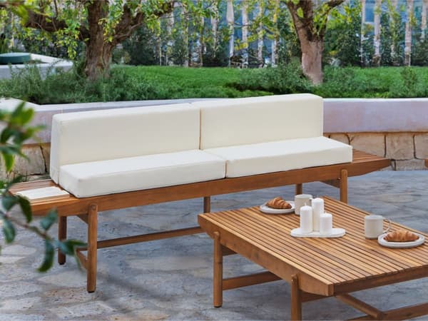 Havebænk i lyst akacietræ 210 x 84 cm med hynder cremehvid moderne rustik stil udvendig gårdhave terrasse altan