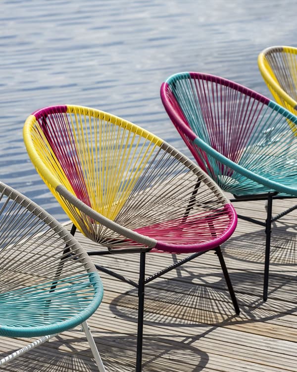 Havestol Lyserød Turkis Rattan Sort Pulverlakeret Stålben 76 x 85 cm Udendørs Altan Stabelbar Lounge Dupper Retro Rundt Flet Moderne Design