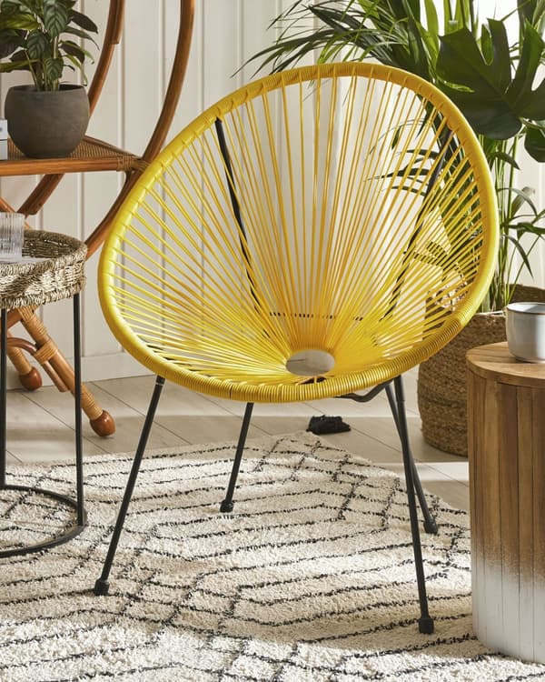Havestol Gul Rattan med Sort Pulverlakeret Stålben 70 x 90 cm Udendørs Altan Stabelbar Hvile Lounge med Dupper Retro Rundt Flet Moderne Design