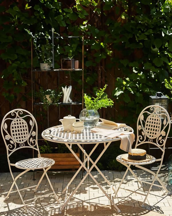 Sæt med 4 havestole råhvid metal folde antikvitet til altan terrasse UV resistent rust retro stil have altan