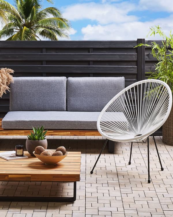 Havestol Hvid Rattan og Sort Pulverlakeret Stålben 70 x 90 cm Udendørs Altan Stabelbar Lounge med Dupper Retro Rund Flet Moderne Design