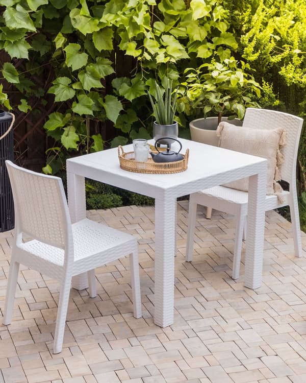 Sett med 2 hagestoler Hvit Syntetisk materiale Kan stables Minimalistisk stil Uteplass Hagemøbler