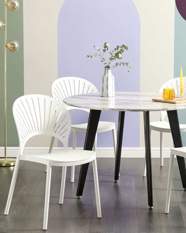 Set om 4 Matstolar Plast Vit Inomhus Utomhus Trädgård Stapelbara Minimalistisk Stil