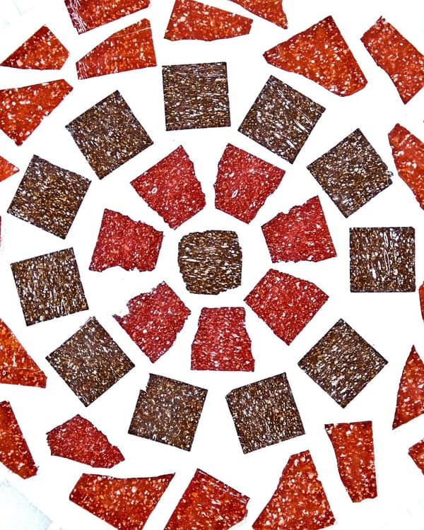Sæt med 2 havestole hvid metal foldbar udskåret ryglæn mosaikfliser mønster vintage stil