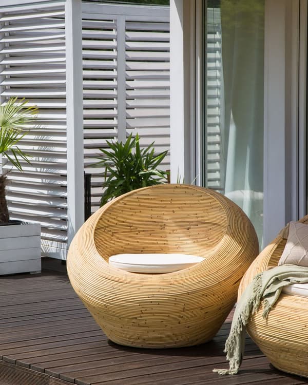 Sæt med 2 havelænestole i naturlig rattan med beige hynder ternet stol terrasse stue