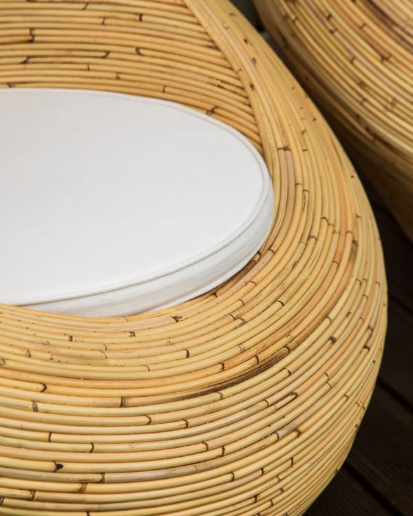 Sæt med 2 havelænestole i naturlig rattan med beige hynder ternet stol terrasse stue