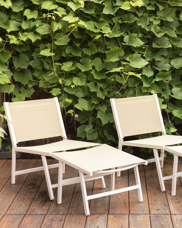 Havestol med sæde og ryglæn i beige og hvid textilene Metalramme med fodstøtte Moderne udendørs terrassedesign