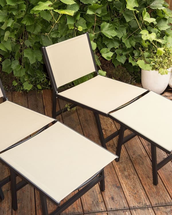 Hagestol Svart og Beige seterygg i textilene Metallramme med fotstøtte Moderne utendørspatio design