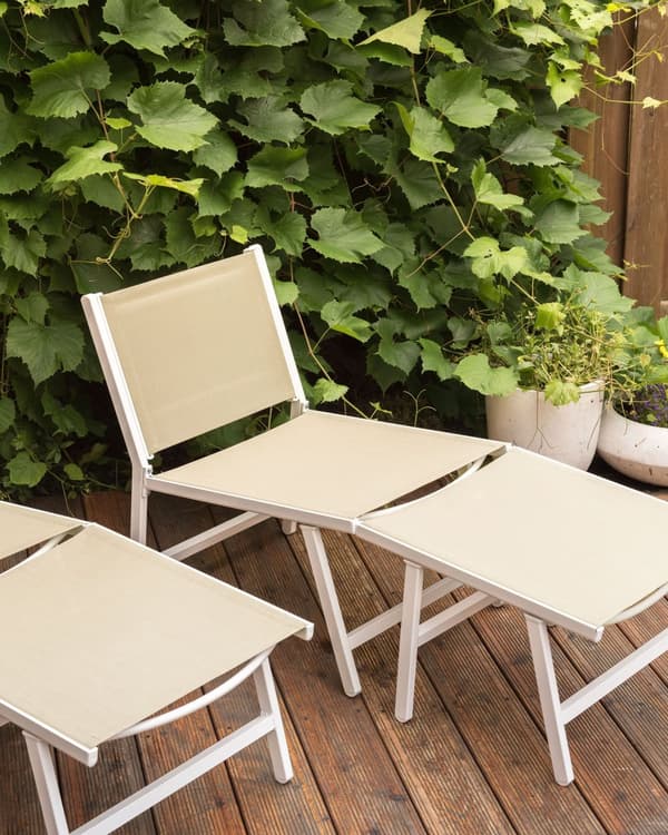 Sett med 2 hagestoler Beige Textilene seterygg Metallramme med fotstøtter Moderne utendørs uteplassdesign