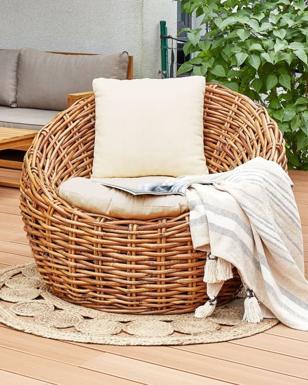 Trädgårdsstol Naturrotting med dyna i polyester Modern design Loungemöbler för utomhusbruk
