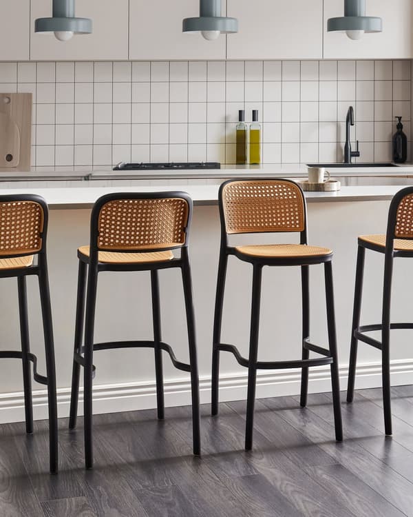 Barstolar Set om 4 Beige och Svart Plast Sits Stapelbara Stolar utan Armstöd för Inomhus- och Utomhusbruk Matsal Kök