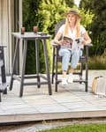 Miniatyrbillede 4 af 10: Havestol grå syntetisk plast tre brede armlæn vejrbestandig moderne stil udendørs brug
