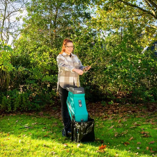 VONROC Kompostkværn 2500W - Til grene op til Ø45mm | Inkl. 45L opsamlingspose