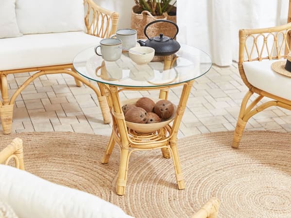 Trädgårdsmöbelset 4-sits Beige Rotting Soffa 2 Fåtöljer och Runt Bord Glasskiva Vita Kuddar