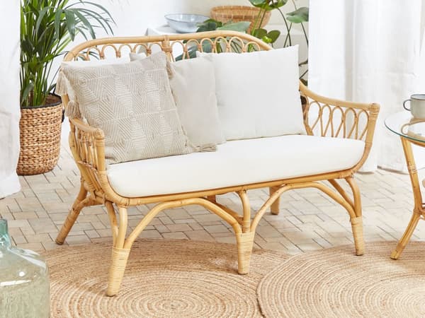 Trädgårdsmöbelset 4-sits Beige Rotting Soffa 2 Fåtöljer och Runt Bord Glasskiva Vita Kuddar