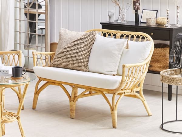 Trädgårdsmöbelset 4-sits Beige Rotting Soffa 2 Fåtöljer och Runt Bord Glasskiva Vita Kuddar