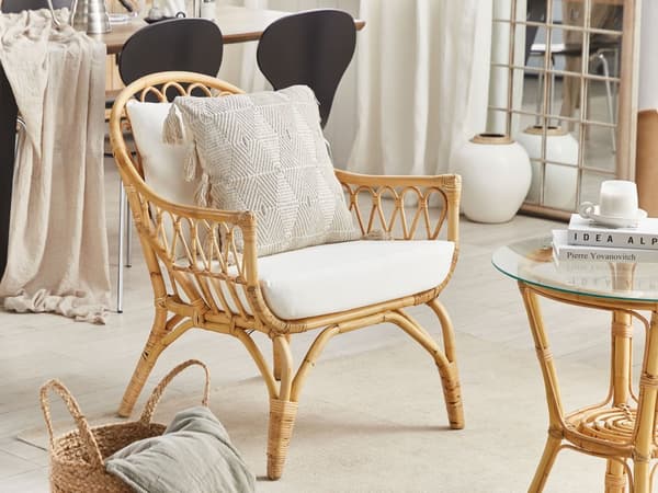 Trädgårdsmöbelset 4-sits Beige Rotting Soffa 2 Fåtöljer och Runt Bord Glasskiva Vita Kuddar