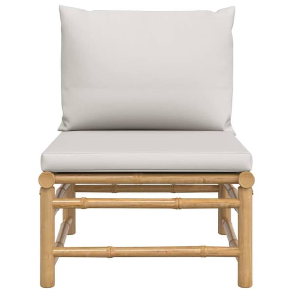 Soffa mittdel med ljusgråa dynor bambu