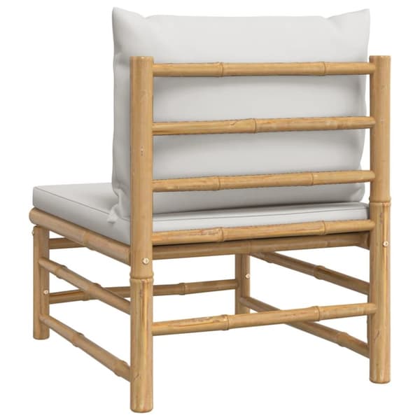 Soffa mittdel med ljusgråa dynor bambu