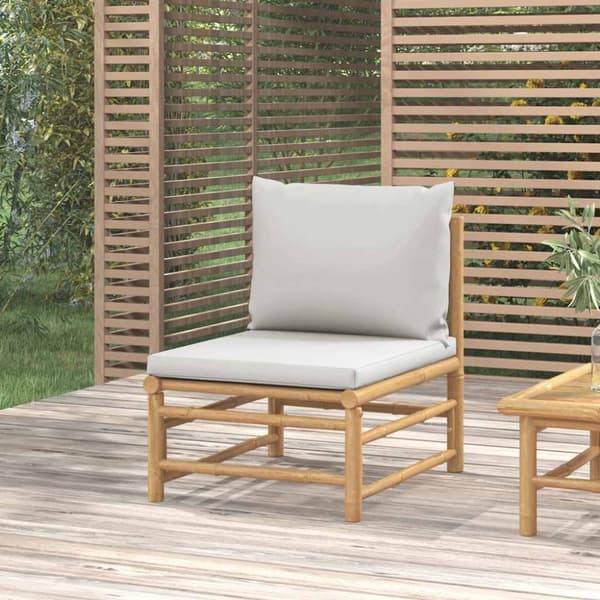 Soffa mittdel med ljusgråa dynor bambu