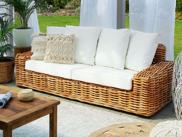 Rattansofa Beige Natur og Hvid Polyester 3 Personers Flet Havesofa med Hynder Puder Loungesofa Traditionel Boho Udendørs Terrasse Have