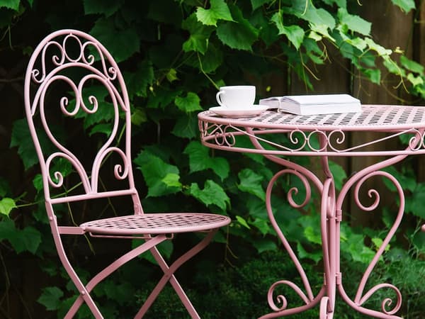 Altanbord Lyserød Pulverlakeret Metalstel 74 x 70 cm Moderne Retro Rørflet med Scrollwork Accent til Terrasse og Have Italiensk Indretning