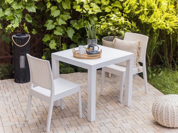 Havebord Hvid Plastik 80 x 80 cm 4 Personers Lang Spisebord med Hul til Parasol Minimalistisk til Terrasse Have Indretning Udendørs Tilbehør