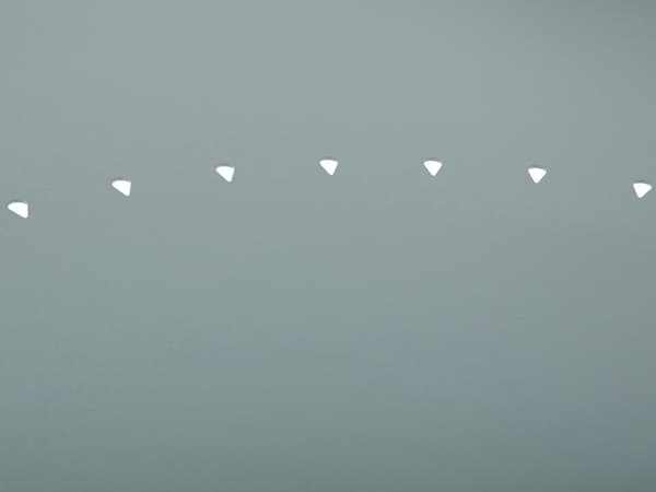 Havebord i Blå Metal 160 x 90 cm med Hul til Parasol Moderne Udendørs Lang Oval Bordplade Minimalistisk Terrasse Altan Indretning