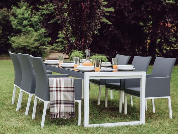 Utendørs spisebord Grå Aluminium 210 x 90 cm Plass til 6 personer Hvite ben Herdet glass UV-bestandig Moderne design Hagemøbler