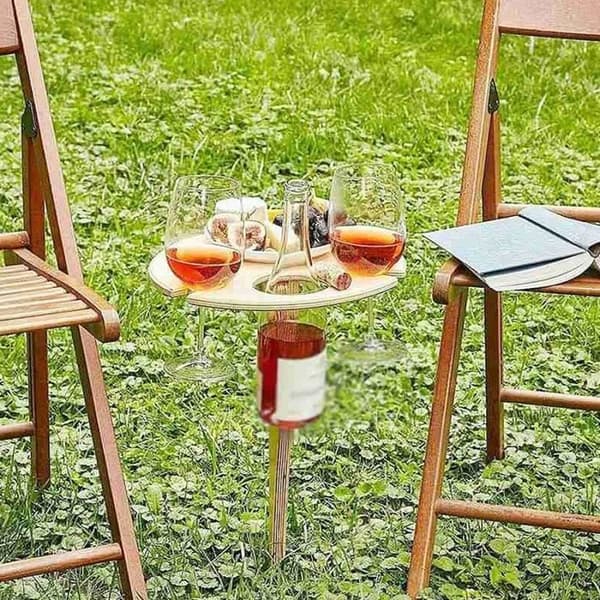 bärbart vinbord utomhus, mini picknickbord i trä med glashållare, liten rund ost och snacksbricka