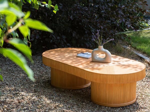 Havebord i lyst træ rattan 150 x 70 cm til terrasse balkon modern stil udendørs brug