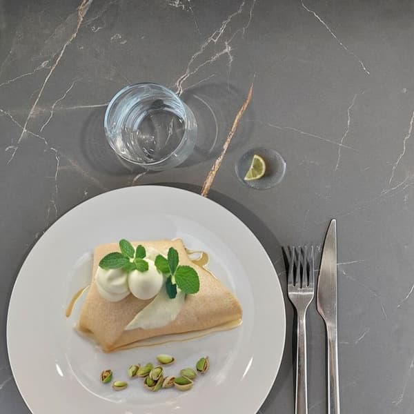Hopfällbart eldmarmorbord, höjd 90 cm + 2 barnstolar för terrass