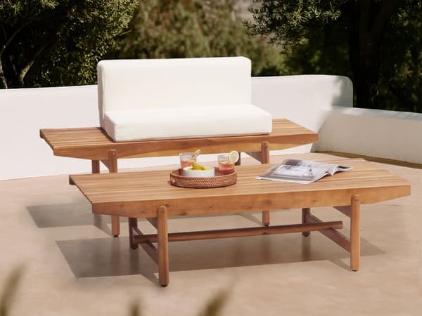 Havesofabord lavet af lyst akacietræ 145 x 79 cm moderne rustik stil udvendig terrasse altan