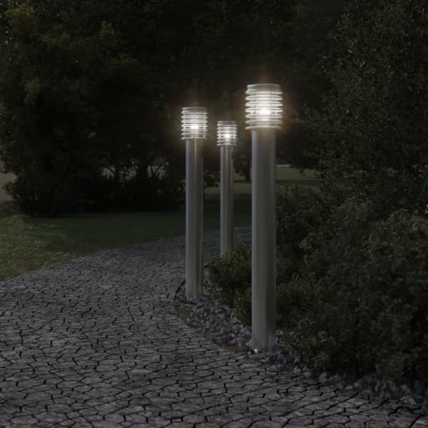 vidaXL udendørs standerlampe med stikkontakt 110 cm rustfrit stål sølv