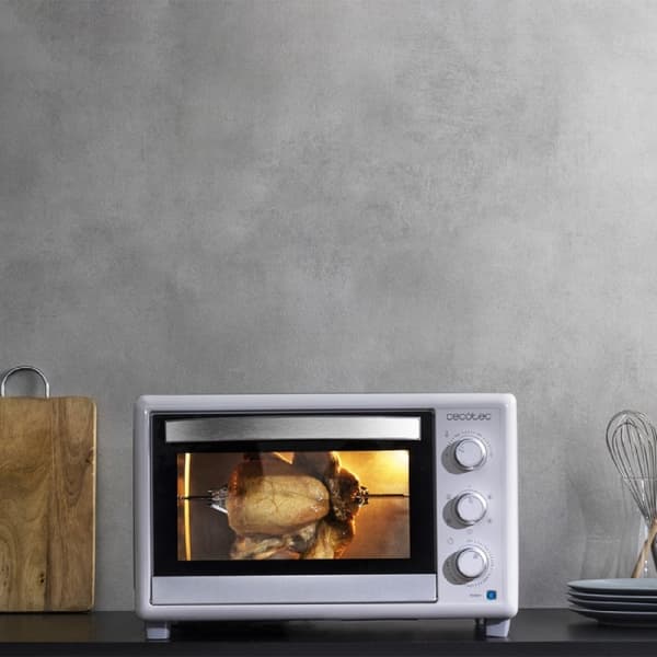 Cecotec Convection oven with rotisserie fork, 30 litre capacity, 5 modes and interior light.