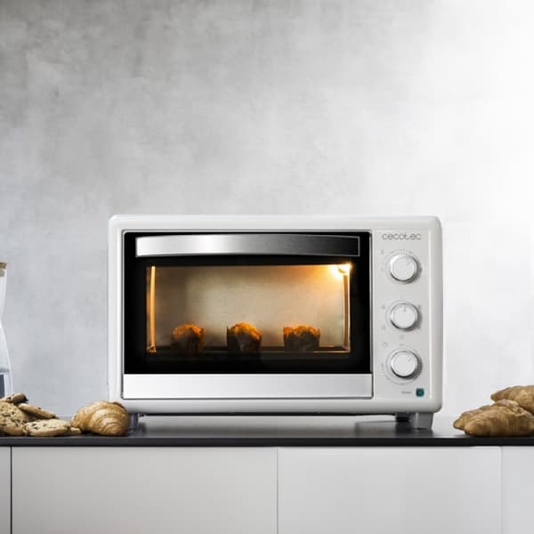 Cecotec Convection oven with rotisserie fork, 30 litre capacity, 5 modes and interior light.