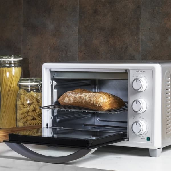 Cecotec Multifunction electric toaster oven with a 23-litre capacity and double-glazed door.
