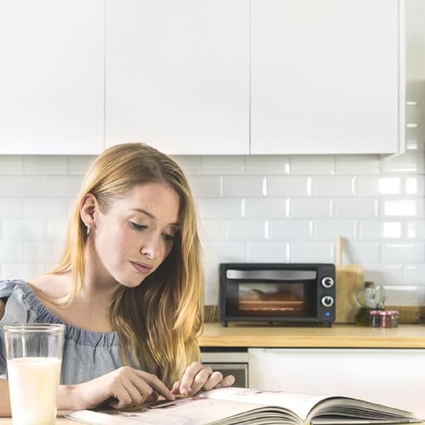 Cecotec Multifunction electric toaster oven with a 10-litre capacity and double-glazed door.