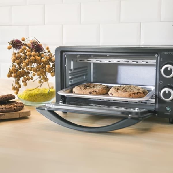 Cecotec Multifunction electric toaster oven with a 10-litre capacity and double-glazed door.